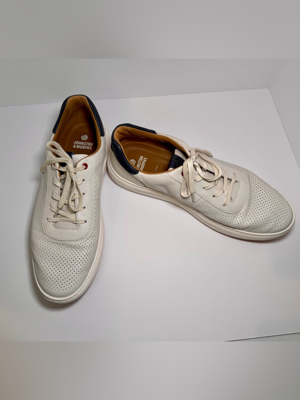 Johnston & Murphy Cream Leather Perforated Lace-Up Sneakers with Navy Heel